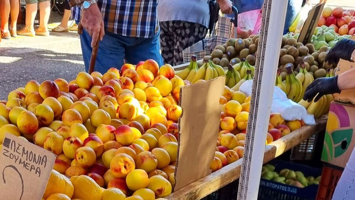 Market stall in the Mani with peaches, bananas and regional fruit